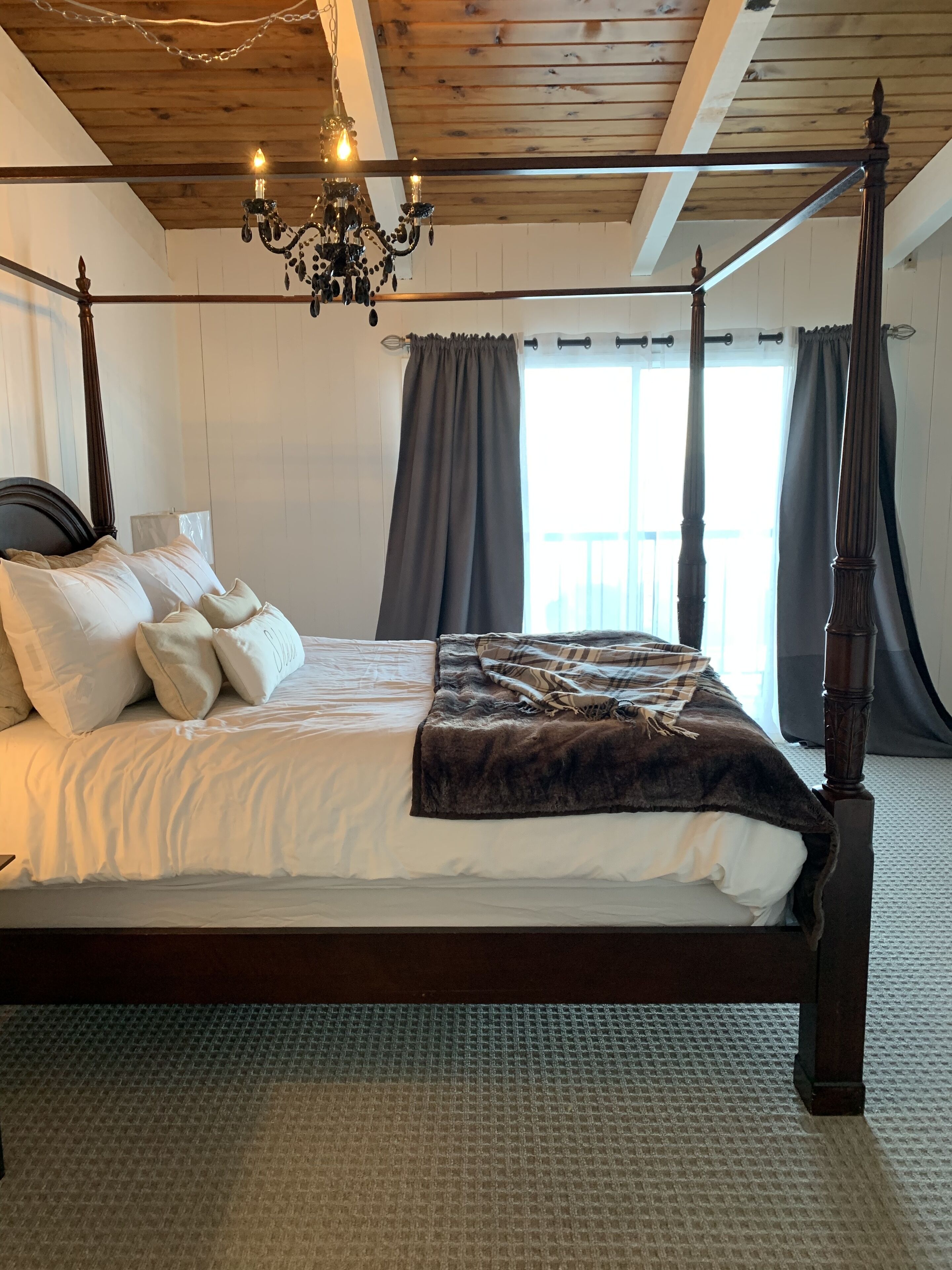 MID CENTURY MODERN HOME WITH ENDLESS OCEAN VIEWS 5300 sq ft! 