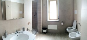 Doccia, asciugacapelli, bidet, asciugamani