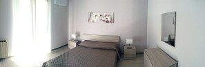 3 bedrooms, desk, iron/ironing board, free WiFi