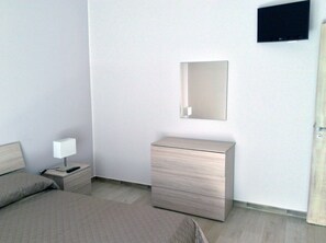 3 bedrooms, desk, iron/ironing board, free WiFi - Short vacations in Brolo (Brolo)