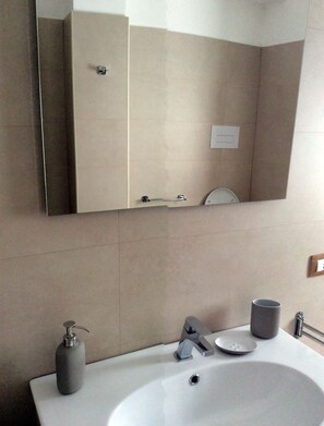 Douche, sèche-cheveux, bidet, serviettes fournies
