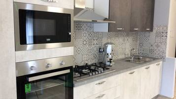 Frigorifero, microonde, forno, piano cottura