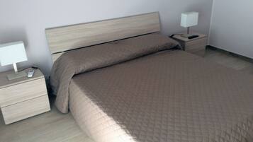 2 camere, una scrivania, ferro/asse da stiro, Wi-Fi gratuito