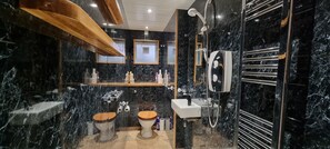Combined shower/bathtub, hair dryer, towels, soap - Fantastic Modern Home, Old Town Hastings (Hastings)