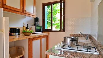 Fridge, oven, stovetop, coffee/tea maker