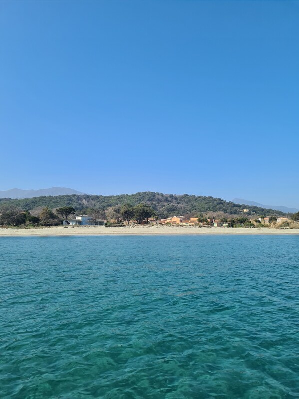 Sur la plage, chaise longue