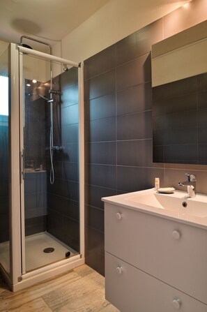 Dusche, Haartrockner, Toilettenpapier