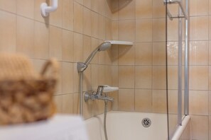 Baignoire, séchoir à cheveux, bidet