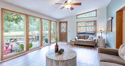 Relax at Aspen Creek- Private Hot Tub