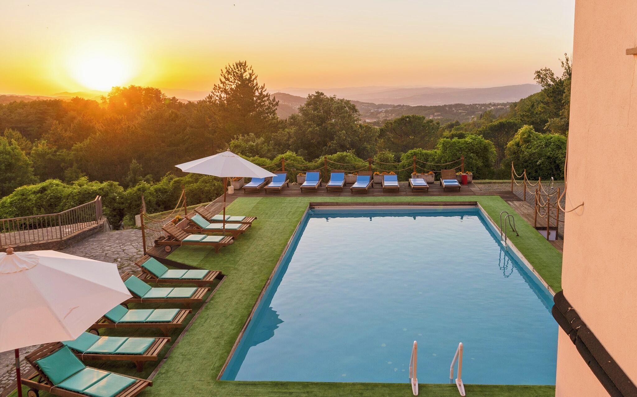 Alberca al aire libre por temporada y sombrillas en la alberca 