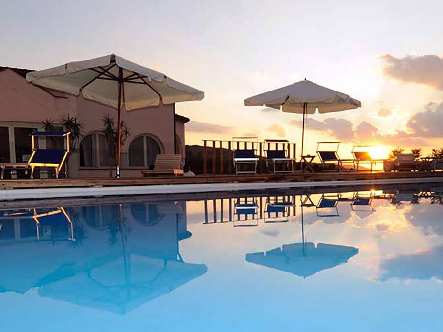 Piscina externa sazonal, funciona das 10h às 18h, guarda-sóis