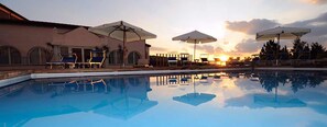 Seasonal outdoor pool, open 10:00 AM to 6:00 PM, pool umbrellas - Toscana Wellness Resort (Arcidosso)
