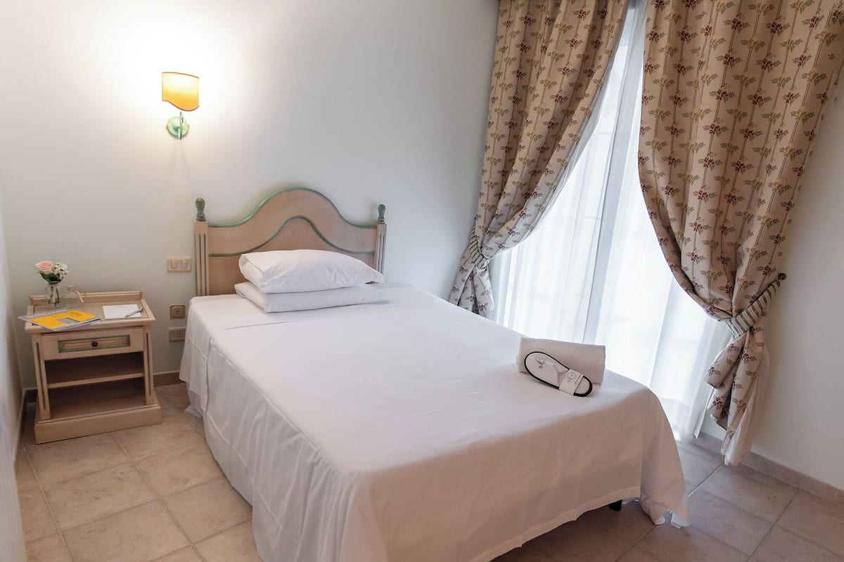 1 bedroom, hypo-allergenic bedding, minibar, in-room safe