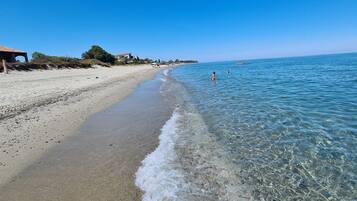 Plage, chaises longues