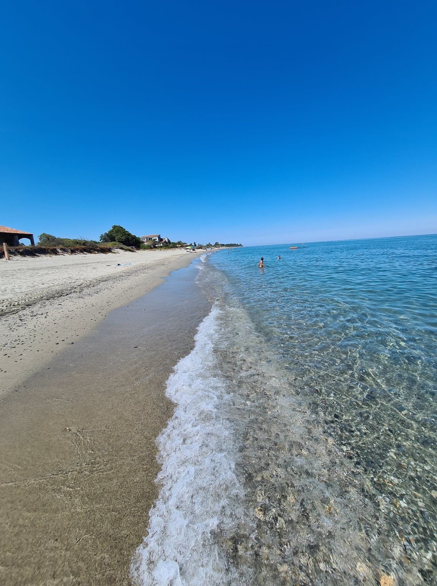 Perto da praia, espreguiçadeiras 
