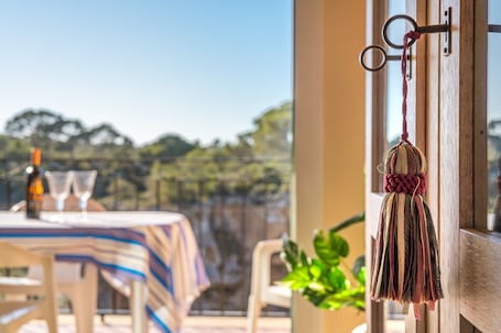 Restauration extérieure. Maison de vacances The Torrent's Observer (Cala Pi) Wifi gratuit, Smart Tv, Satellite