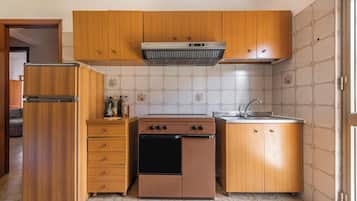 Kühlschrank, Mikrowelle, Ofen, Herdplatte