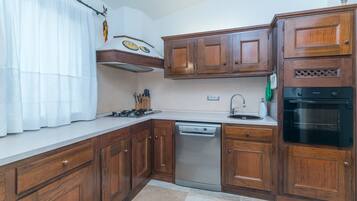 Kjøleskap, ovn, kokeplater og oppvaskmaskin