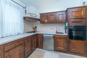 Fridge, oven, stovetop, dishwasher