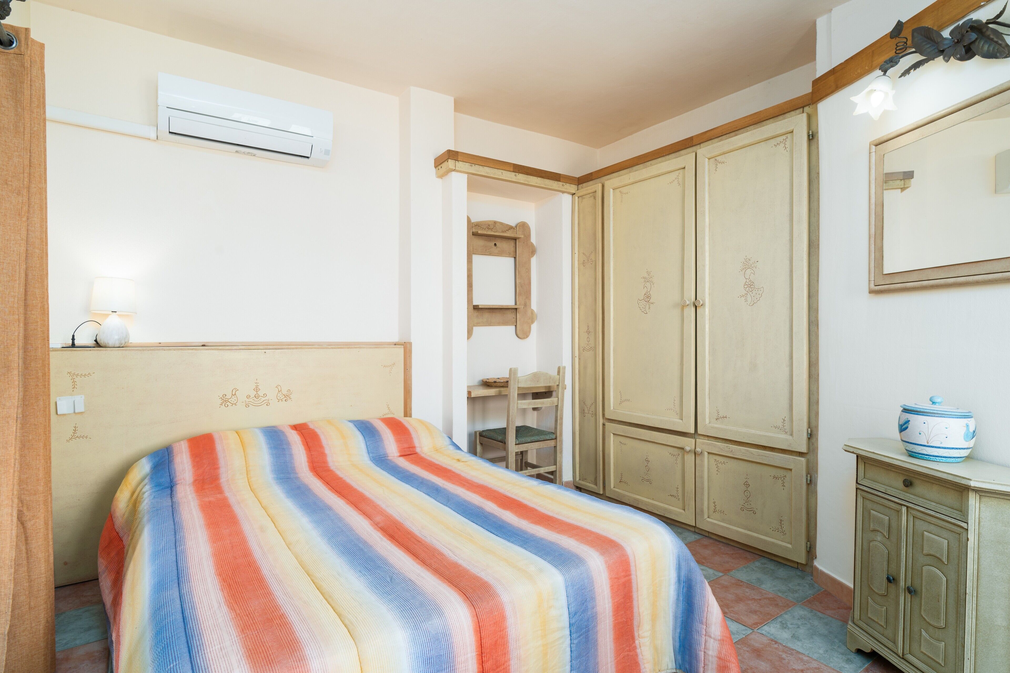 1 bedroom, bed sheets