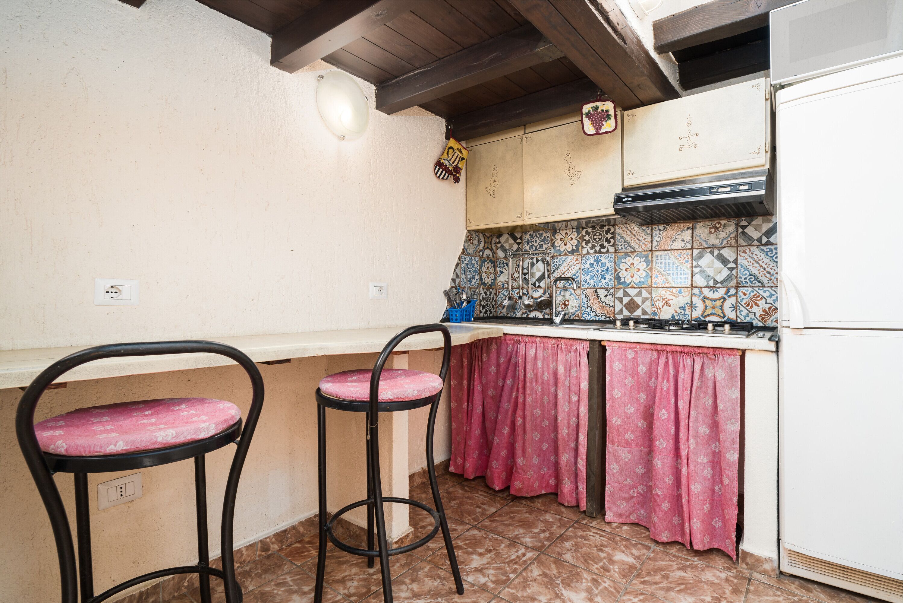 Kühlschrank, Mikrowelle, Herdplatte, Wasserkocher mit Kaffee-/Teezubehör