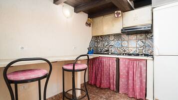 Kühlschrank, Mikrowelle, Herdplatte, Wasserkocher mit Kaffee-/Teezubehör