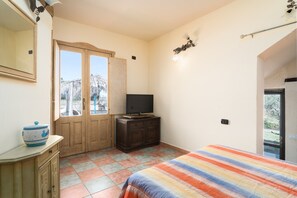 1 bedroom, bed sheets