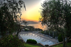 Indoor pool, seasonal outdoor pool, pool umbrellas, pool loungers - Blue-wave Experience Resort (Massa Lubrense)