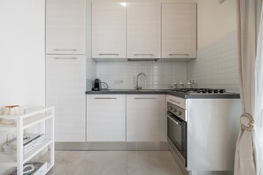 Fridge, microwave, oven, stovetop - Apartment 'La Casa dei Sognatori' with BBQ, Private Terrace & Wi-Fi (Villasimius)