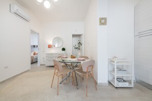 Dining - Apartment 'La Casa dei Sognatori' with BBQ, Private Terrace & Wi-Fi (Villasimius)