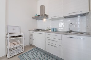 Fridge, microwave, oven, stovetop - Pet-Friendly Apartment 'La Casa dei Naviganti' with Courtyard and Wi-Fi (Villasimius)