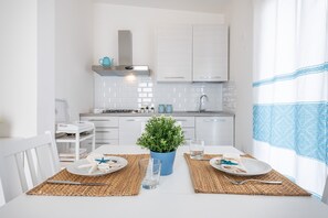 Fridge, microwave, oven, stovetop - Pet-Friendly Apartment 'La Casa dei Naviganti' with Courtyard and Wi-Fi (Villasimius)