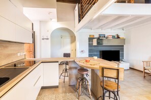 Fridge, microwave, oven, stovetop - Apartment Maloma with Terrace, Shared Pool & Wi-Fi (Peschiera del Garda)