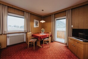 Dining - Apartment 'Unterhauserhof A' with Mountain View, Wi-Fi, Balcony & Garden (Mitterolang)
