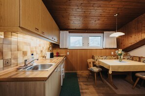 Frigorífico, microondas, placa de cocina y lavavajillas