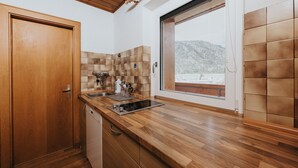 Kaffetrakter/tekoker, kjøleskap, ovn og kokeplater