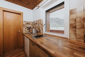 Refrigerador, parrilla de estufa, lavavajillas y cafetera y tetera 