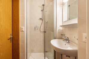 Shower, hair dryer, towels - Apartment 'Unterhauserhof C' with Mountain View, Wi-Fi, Balcony & Garden (Mitterolang)