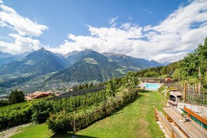 Outdoor dining - Apartment 'Roath Hof 1' with Mountain View, Shared Pool & Wi-Fi (Schenna)