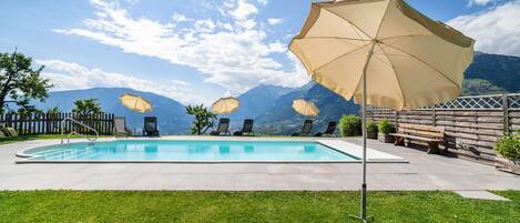 Lämmitetty uima-allas