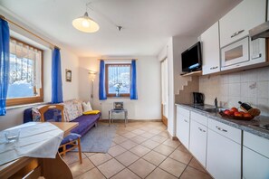 TV, ping pong - Apartment 'Roath Hof 1' with Mountain View, Shared Pool & Wi-Fi (Schenna)