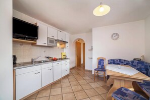 Kühlschrank, Mikrowelle, Herdplatte, Geschirrspüler