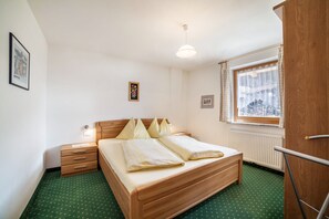 1 bedroom, free WiFi, bed sheets - Apartment 'Roath Hof 1' with Mountain View, Shared Pool & Wi-Fi (Schenna)