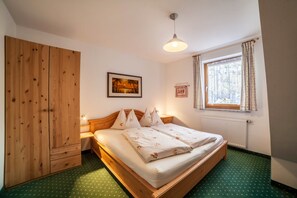 1 bedroom, free WiFi, bed sheets - Apartment 'Roath Hof 2' with Mountain View, Shared Pool & Wi-Fi (Schenna)