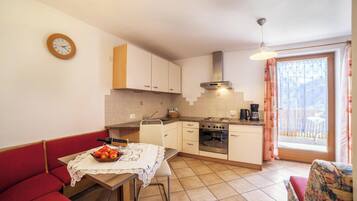 KĂŒhlschrank, Ofen, Herdplatte, GeschirrspĂŒler