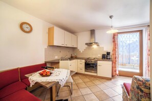 Frigorifero, forno, piano cottura, lavastoviglie