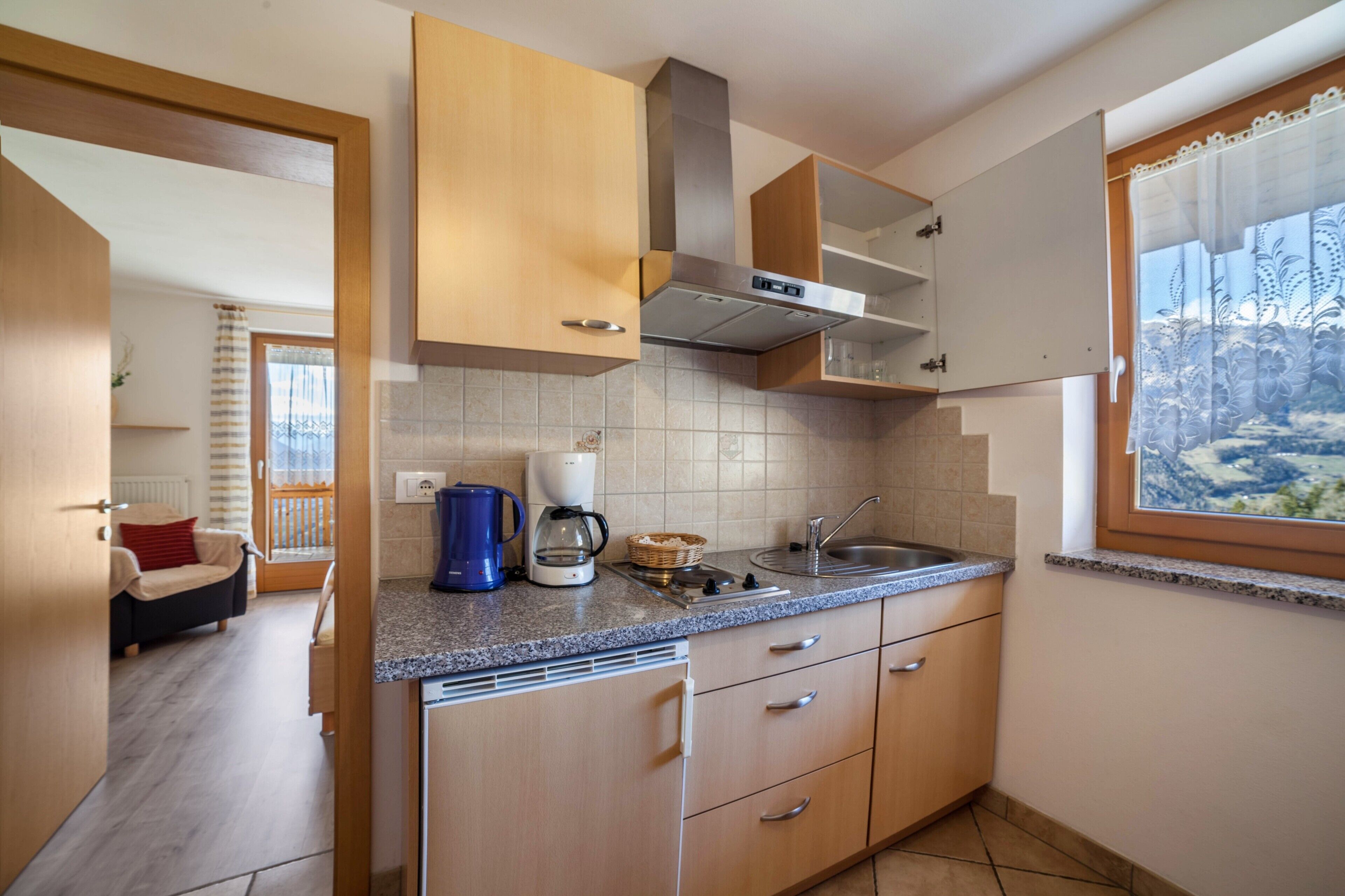 Køleskab, mikrobølgeovn, kogeplade, kaffe-/temaskine