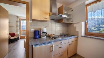 Køleskab, mikrobølgeovn, kogeplade, kaffe-/temaskine