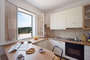 Frigorífico, placa de cocina, cafetera o tetera y hervidor eléctrico