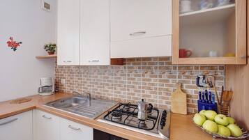 Kühlschrank, Herdplatte, Wasserkocher mit Kaffee-/Teezubehör